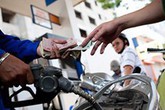 Giá xăng tăng liên tục: Áp thuế kịch trần, nguy cơ khó lường Giá xăng tăng liên tục: Áp thuế kịch trần, nguy cơ khó lường