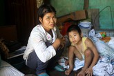 Xót xa cảnh mẹ tâm thần kéo rác nuôi con bại não Xót xa cảnh mẹ tâm thần kéo rác nuôi con bại não