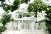 Biệt thự trắng tinh rợp sắc xanh hoa quả từ mặt đất lên ban công của Quyền Linh Biệt thự trắng tinh rợp sắc xanh hoa quả từ mặt đất lên ban công của Quyền Linh