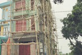 Vụ nổ tại ngôi nhà 5 tầng ở Thanh Hóa: Người dân nghi ngờ có kẻ cố tình ném mìn Vụ nổ tại ngôi nhà 5 tầng ở Thanh Hóa: Người dân nghi ngờ có kẻ cố tình ném mìn