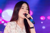 Nam Em hát dân ca miền Tây tại tiệc Hoa hậu Hoàn vũ Nam Em hát dân ca miền Tây tại tiệc Hoa hậu Hoàn vũ