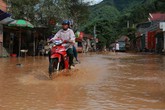Bùn cao nửa mét sau lũ tại thị trấn ở Nghệ An Bùn cao nửa mét sau lũ tại thị trấn ở Nghệ An