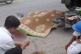 Đâm vào xe tải đỗ ven đường 2 mẹ con tử vong tại chỗ Đâm vào xe tải đỗ ven đường 2 mẹ con tử vong tại chỗ
