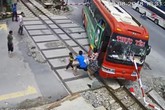Thanh Hóa: Ô tô nằm giữa đường tàu hỏa, tài xế cho xe lùi lại đúng hay sai? Thanh Hóa: Ô tô nằm giữa đường tàu hỏa, tài xế cho xe lùi lại đúng hay sai?