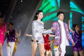 Đông Nhi đi chân trần, nhảy sung bên Trọng Hiếu Đông Nhi đi chân trần, nhảy sung bên Trọng Hiếu