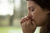 Phát hiện 3 cây vàng trong ruột gối cũ, con dâu vui mừng mang trả cho mẹ chồng và nhận cái kết bất ngờ Phát hiện 3 cây vàng trong ruột gối cũ, con dâu vui mừng mang trả cho mẹ chồng và nhận cái kết bất ngờ