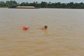 Cụ ông 84 tuổi, 25 năm bơi vượt sông Hồng Cụ ông 84 tuổi, 25 năm bơi vượt sông Hồng