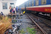 Bị tàu tông chết khi cố lái xe vượt đường sắt Bị tàu tông chết khi cố lái xe vượt đường sắt