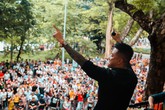 Tuấn Hưng hát ở ban công nhà riêng, hút hàng nghìn khán giả Tuấn Hưng hát ở ban công nhà riêng, hút hàng nghìn khán giả