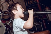 Con trai Tuấn Hưng lạ lẫm với mái tóc xoăn tít gây choáng váng khi cầm mic hát chuyên nghiệp như ca sĩ Con trai Tuấn Hưng lạ lẫm với mái tóc xoăn tít gây choáng váng khi cầm mic hát chuyên nghiệp như ca sĩ