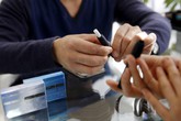 Thuốc lá IQOS, “cơn sốt” sức khỏe hay trào lưu sành điệu? Thuốc lá IQOS, “cơn sốt” sức khỏe hay trào lưu sành điệu?