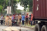 Cô gái tử vong tại chỗ khi cùng người yêu về quê thì bị xe container lùa một đoạn 20m Cô gái tử vong tại chỗ khi cùng người yêu về quê thì bị xe container lùa một đoạn 20m