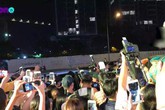 Noo Phước Thịnh toát mồ hôi vì fan phấn khích, vây kín đến tắc đường Hà Nội Noo Phước Thịnh toát mồ hôi vì fan phấn khích, vây kín đến tắc đường Hà Nội