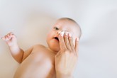 Những lưu ý khi vệ sinh mắt cho trẻ sơ sinh Những lưu ý khi vệ sinh mắt cho trẻ sơ sinh