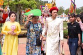 Nghệ sĩ Việt tấp nập đến nhà thờ của Hoài Linh dâng hương Tổ nghề Nghệ sĩ Việt tấp nập đến nhà thờ của Hoài Linh dâng hương Tổ nghề