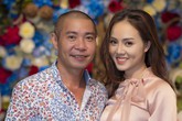Công Lý áo hoa rực rỡ cười tình tứ bên bạn gái kém 15 tuổi Công Lý áo hoa rực rỡ cười tình tứ bên bạn gái kém 15 tuổi