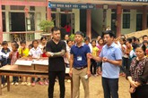 Ca sĩ Tuấn Hưng đến với đồng bào vùng lũ Vị Xuyên nơi địa đầu Tổ quốc Ca sĩ Tuấn Hưng đến với đồng bào vùng lũ Vị Xuyên nơi địa đầu Tổ quốc