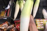 Bỏ 10 triệu đồng mua củ cải khổng lồ: Chế đủ món ăn dần Bỏ 10 triệu đồng mua củ cải khổng lồ: Chế đủ món ăn dần