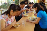 Rớt nước mắt với bát mì tôm ăn vội của giáo viên miền núi sau lễ khai giảng Rớt nước mắt với bát mì tôm ăn vội của giáo viên miền núi sau lễ khai giảng