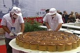 Bánh trung thu khổng lồ khổng lồ mùa trung thu Bánh trung thu khổng lồ khổng lồ mùa trung thu