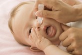 Con gặp họa vì bố mẹ vệ sinh mũi sai cách Con gặp họa vì bố mẹ vệ sinh mũi sai cách