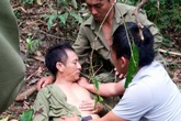 Tình cảnh bi đát của "người gác rừng" bị cây rừng cây khô đè trúng Tình cảnh bi đát của "người gác rừng" bị cây rừng cây khô đè trúng