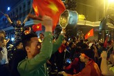 Những đạo cụ “độc” trong đêm ăn mừng chiến thắng của U23 Việt Nam Những đạo cụ “độc” trong đêm ăn mừng chiến thắng của U23 Việt Nam