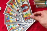 Chi tiền triệu mua 2 USD hình chó mạ vàng biếu Tết Chi tiền triệu mua 2 USD hình chó mạ vàng biếu Tết