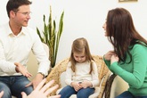 Khi bố mẹ không còn một nhà (1): Điều cực nguy hại nếu bố mẹ nói xấu nhau trước mặt con Khi bố mẹ không còn một nhà (1): Điều cực nguy hại nếu bố mẹ nói xấu nhau trước mặt con