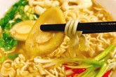 Mì tôm bào ngư 150 ngàn/gói: Hàng lạ gây sốt Mì tôm bào ngư 150 ngàn/gói: Hàng lạ gây sốt