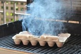 Nhà nhiều muỗi, chỉ cần đốt khay các- tông đựng trứng lên, bạn sẽ thấy hiệu quả không ngờ Nhà nhiều muỗi, chỉ cần đốt khay các- tông đựng trứng lên, bạn sẽ thấy hiệu quả không ngờ