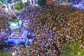 Biển người không thể nhúc nhích trong đêm đón năm mới trên khắp cả nước Biển người không thể nhúc nhích trong đêm đón năm mới trên khắp cả nước