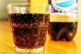 Nước ngọt có ga: Tác nhân gây dậy thì sớm ở bé gái Nước ngọt có ga: Tác nhân gây dậy thì sớm ở bé gái