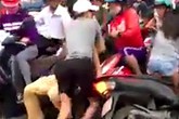 Cảnh sát giao thông bị người vi phạm quật ngã Cảnh sát giao thông bị người vi phạm quật ngã