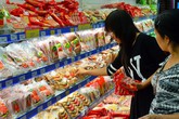 Xúc xích, chả lụa… có giá trên trời dù giá thịt heo giảm mạnh Xúc xích, chả lụa… có giá trên trời dù giá thịt heo giảm mạnh