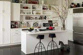 Tủ bếp đơn giản nhưng khiến không gian bếp đẹp và sang đến không ngờ Tủ bếp đơn giản nhưng khiến không gian bếp đẹp và sang đến không ngờ