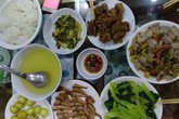 Một mâm cơm đơn sơ 200 nghìn đem khoe, 500 chị em tranh cãi nảy lửa Một mâm cơm đơn sơ 200 nghìn đem khoe, 500 chị em tranh cãi nảy lửa