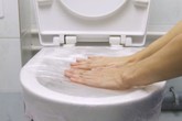 Quấn màng bọc thực phẩm lên bồn cầu: Tưởng trò đùa hóa ra tác dụng quá tuyệt vời Quấn màng bọc thực phẩm lên bồn cầu: Tưởng trò đùa hóa ra tác dụng quá tuyệt vời