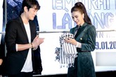 Kim Tuyến tặng khăn rằn cho diễn viên Hàn Quốc Jo Han Sun Kim Tuyến tặng khăn rằn cho diễn viên Hàn Quốc Jo Han Sun