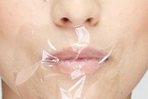 Màng bọc thực phẩm mỏng manh mà lại có "cả tá" công dụng không ai ngờ Màng bọc thực phẩm mỏng manh mà lại có "cả tá" công dụng không ai ngờ
