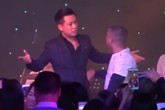 Tuấn Hưng hé lộ bị cấu nhéo, sàm sỡ là bình thường sau sự cố giật micro Tuấn Hưng hé lộ bị cấu nhéo, sàm sỡ là bình thường sau sự cố giật micro