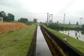Trưởng thôn ngang nhiên xả chất thải bẩn xuống kênh tưới tiêu Trưởng thôn ngang nhiên xả chất thải bẩn xuống kênh tưới tiêu