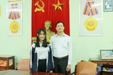 Nữ sinh lớp 11 nhặt được ví nhiều tiền trả lại cho người đánh rơi Nữ sinh lớp 11 nhặt được ví nhiều tiền trả lại cho người đánh rơi