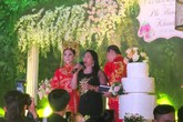 Mẹ chồng tặng sổ đỏ mừng một năm ngày cưới Lâm Khánh Chi Mẹ chồng tặng sổ đỏ mừng một năm ngày cưới Lâm Khánh Chi