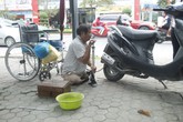 Người đàn ông cụt hai chân vẫn đi sửa xe khắp phố Người đàn ông cụt hai chân vẫn đi sửa xe khắp phố