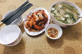 Mâm cơm đẹp mắt ngày cuối tuần của mẹ trẻ bị chị em trách móc khi soi tới bộ bát đũa Mâm cơm đẹp mắt ngày cuối tuần của mẹ trẻ bị chị em trách móc khi soi tới bộ bát đũa