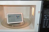 Tại sao wi-fi lại dùng cùng tần số với lò vi sóng mà không "nướng chín" chúng ta? Tại sao wi-fi lại dùng cùng tần số với lò vi sóng mà không "nướng chín" chúng ta?