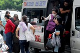 Hết vé máy bay, vé tàu Tết, nhiều người thuê ôtô, đi xe máy về quê Hết vé máy bay, vé tàu Tết, nhiều người thuê ôtô, đi xe máy về quê