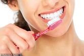 Những sai lầm ai cũng mắc phải khi đánh răng Những sai lầm ai cũng mắc phải khi đánh răng
