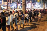 Cơn sốt đồ uống lạ: Xếp hàng dài kín phố, chờ cuồng chân cả tiếng Cơn sốt đồ uống lạ: Xếp hàng dài kín phố, chờ cuồng chân cả tiếng